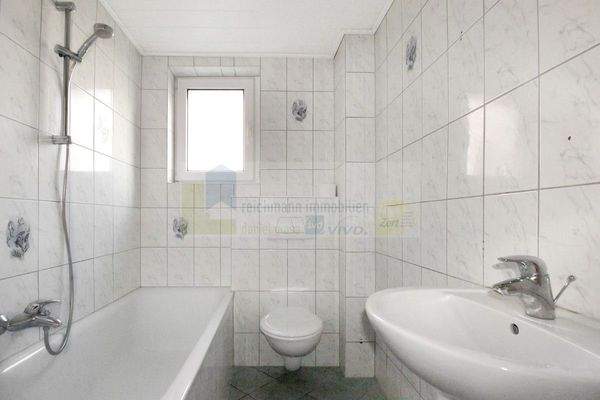 Tageslichtbad / Duschwanne / WC / WM-Anschluss