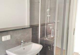 Badezimmer mit Dusche