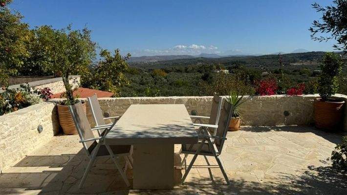 Kreta, Kournas: Malerisches Steinhaus mit bezauberndem See- und Meerblick zu verkaufen