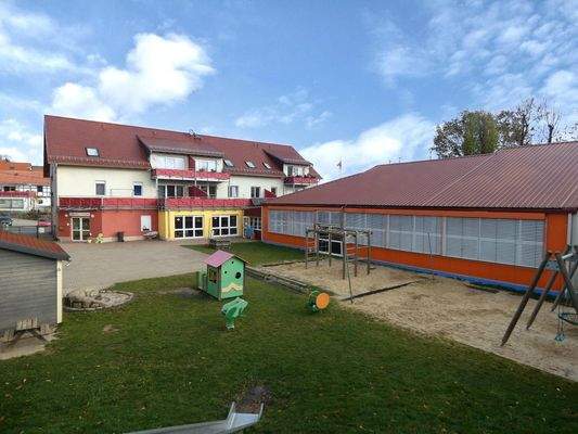 Wohnhaus mit Indoorspielhalle