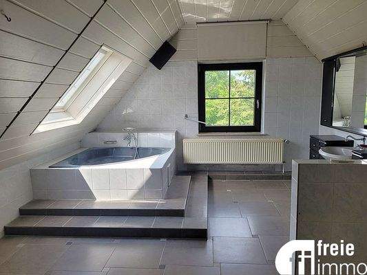 Bad mit Wanne und WC 