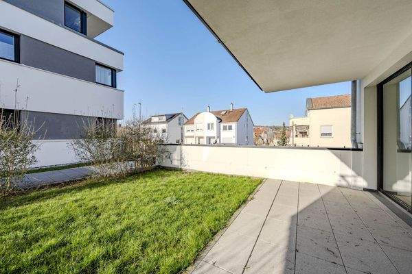 Überdachte Terrasse mit Gartenanteil