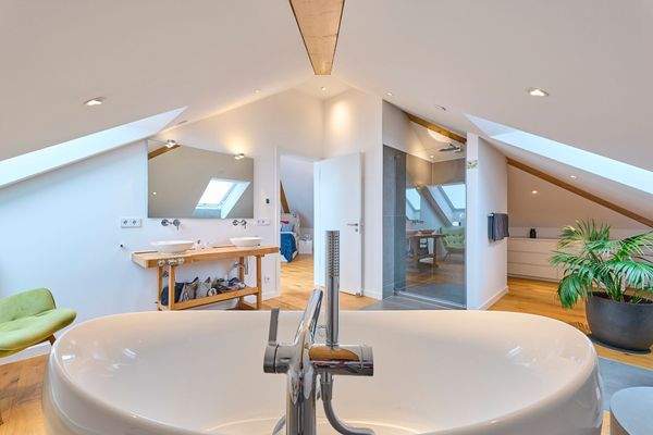 Detail freistehende Wanne im Dachgeschoss