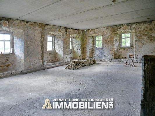 Innenraum des sanierungsdürftigen Herrenhauses