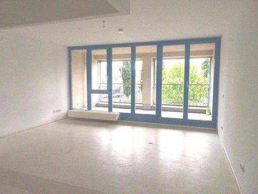 Wohnzimmer mit Zugang zur Loggia