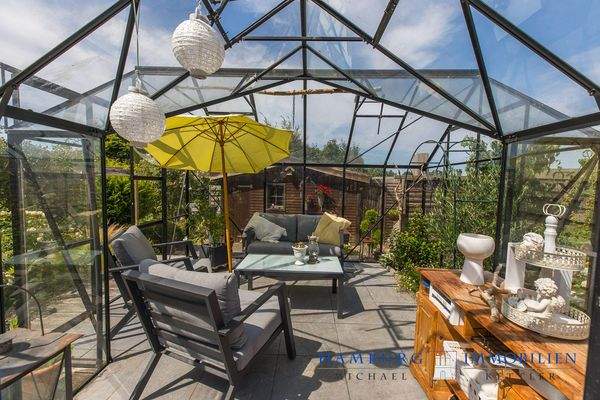 Gewächshaus mit Sitzplätzen