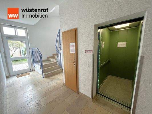 Treppenhaus, mit Personenlift