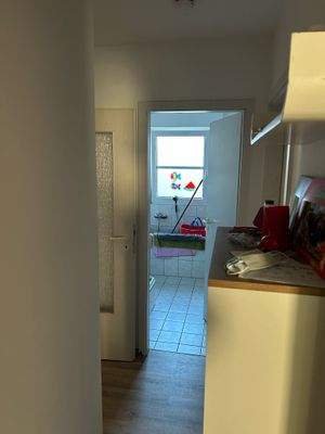 Blick vom Flur ins Bad