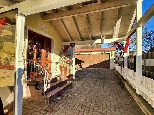 Überdachter Eingang und Doppelgarage