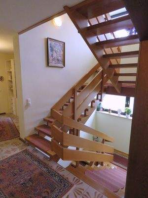 freitragende Holztreppe im Treppenhaus