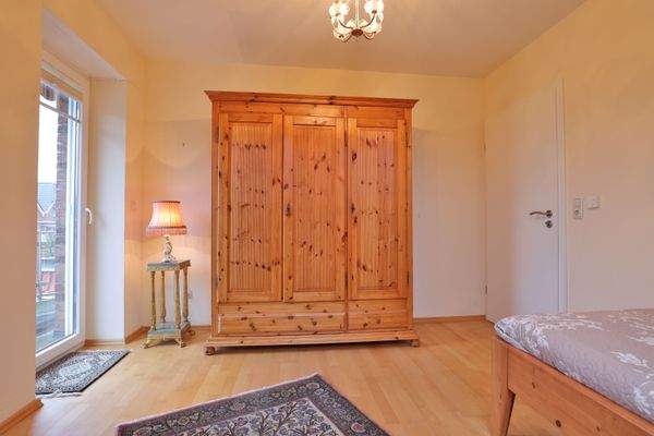 Zimmer 2 mit Zugang zum Balkon