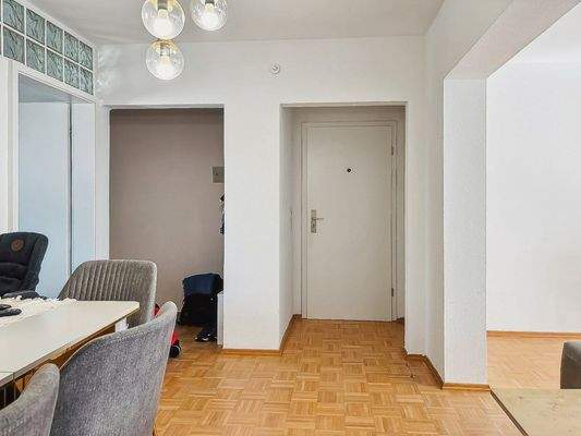 Eingang mit Essbereich