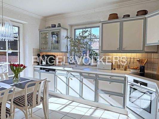 Wohnküche im Landhausstil mit Zutritt auf die Terrasse