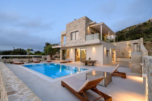 Villa mit Outdoorpool und Terrasse