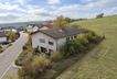 Herbstliches Dorfpanorama mit Haus am Feldrand