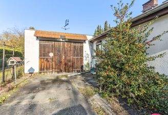 massiv erbaute Garage, ca.  58 m²