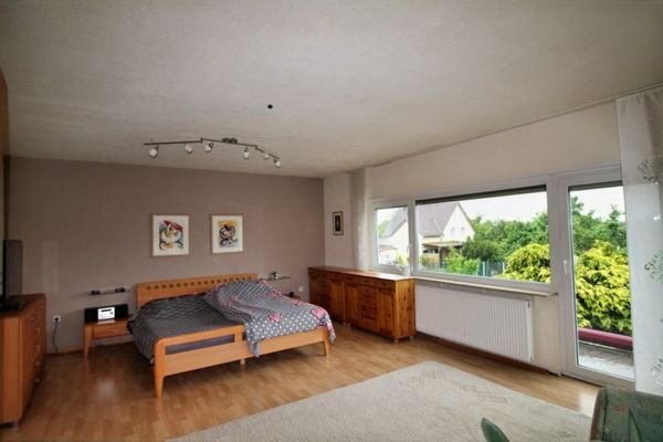 gr. Schlafzimmer mit Balkon
