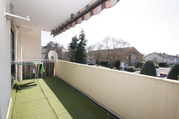 großer Balkon mit Markise der Kinderzimmer