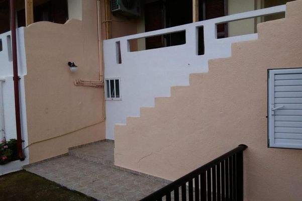 Kreta, Ammoudara: Haus mit 3 Wohnungen in Meeresnähe zu verkaufen