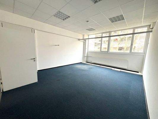 Helles Büro mit Fensterfront