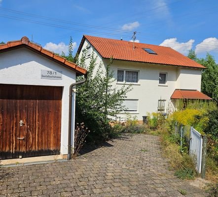 Ansicht von Süden mit Garage