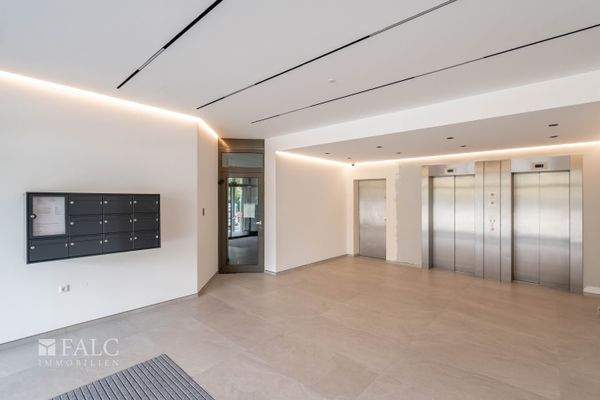 Hauseingang - Liftanlage