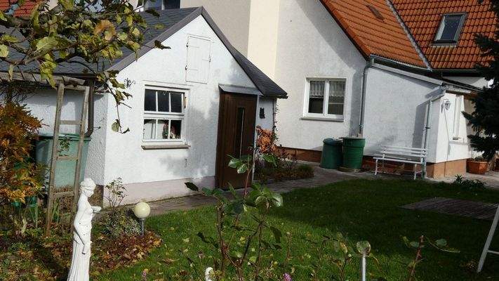 Blick zum Nebengebäude