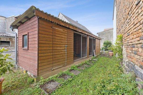 kleiner Hundezwinger gegenüber dem Haupthaus mit 2 Abteilen oder wahlweise Lagerfläche 