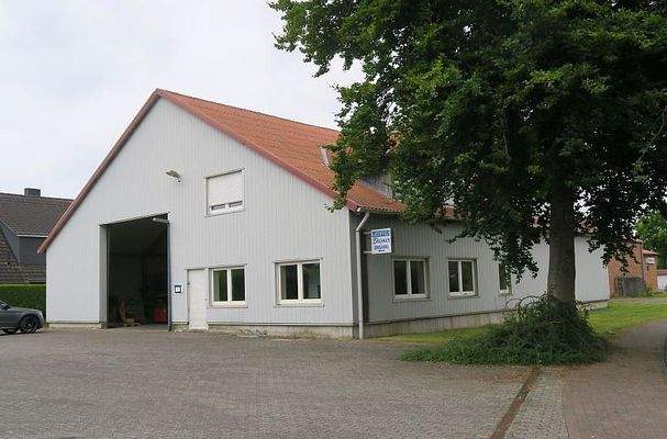 viele Parkmöglichkeiten vor den Hallen