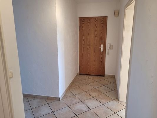 Wohnungsflur und Eingangstür mit Gegensprechanlage