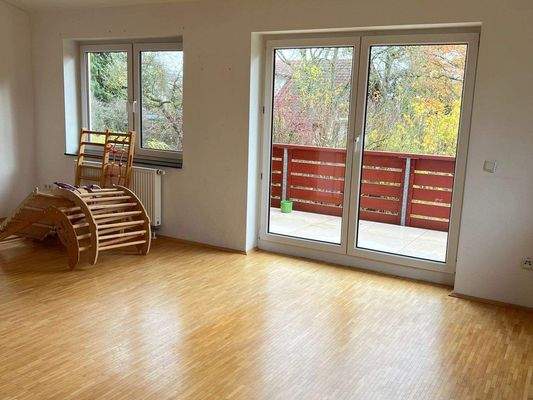 Wohnzimmer mit Zugang zum Balkon