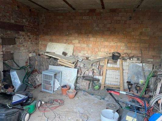 Blick in Garage unter Terrasse und Zugang zum Erdk