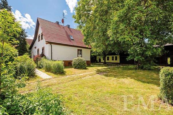 Garten mit Blick zum Haus