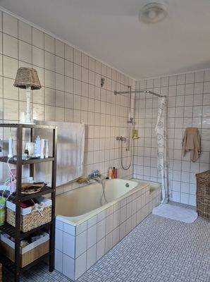 Tageslichtbad mit Dusche und Wanne Bild 2