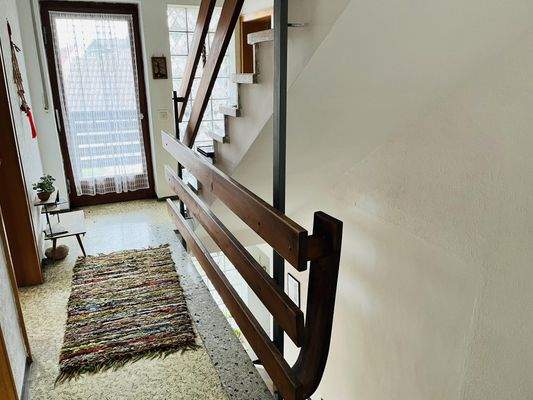 Flur/Treppenhaus mit Balkonzugang (OG)