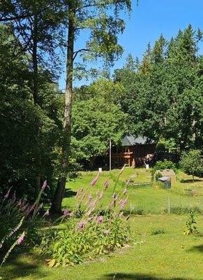 Der Blick über die weite Fläche zum Haupthaus