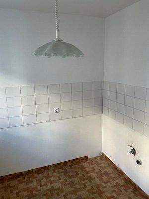 Küche mit weißem Fliesenspiegel.