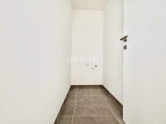 Abstellraum mit Waschmaschinenanschluss