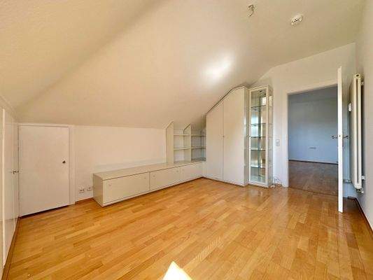 Kinder- oder Arbeitszimmer im Dachgeschoss