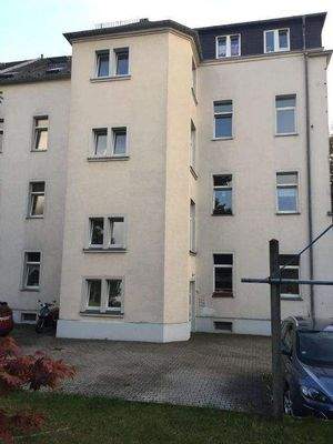 Der Innenhof mit PKW Abstellplätzen