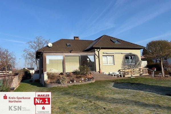 Rückansicht mit Wintergarten und Terrasse