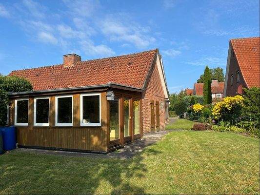 Blick vom Garten auf die Gartenlaube