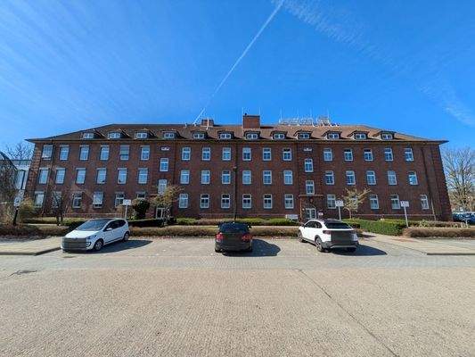 Rückansicht mit Parkplätzen