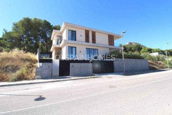4-Bedroom Villa with Pool and Garden in Alicante Biar
