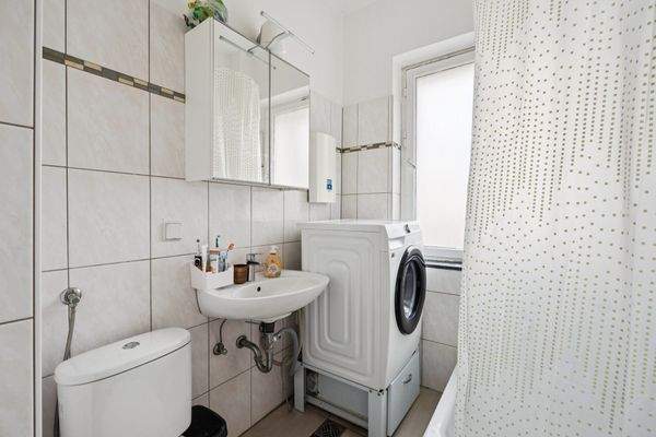 Dusch-Bad mit Renovierungsbedarf