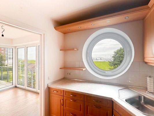 Küche mit Zugang zum Wohn-Essbereich