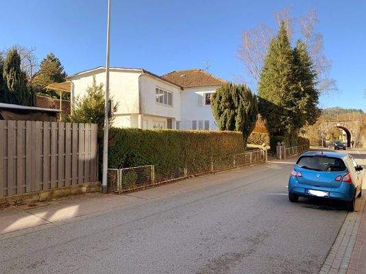 Straßenansicht von Osten