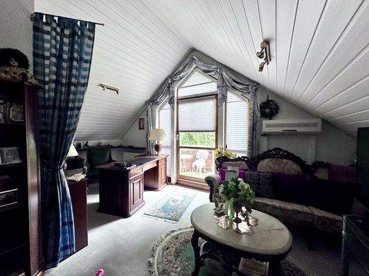 DG - Galeriezimmer und Balkon