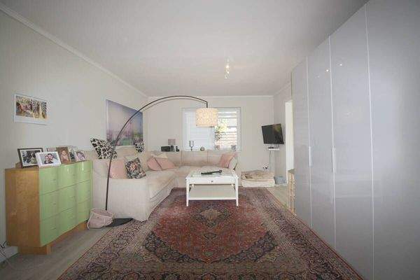 Wohnzimmer mit Zugang Wi.garten u. Schlafzimmer