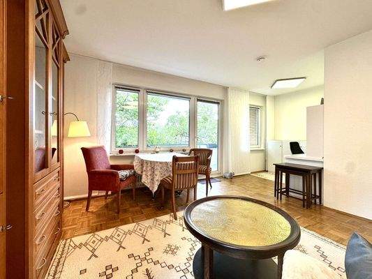 Wohnzimmer mit Arbeitsbereich